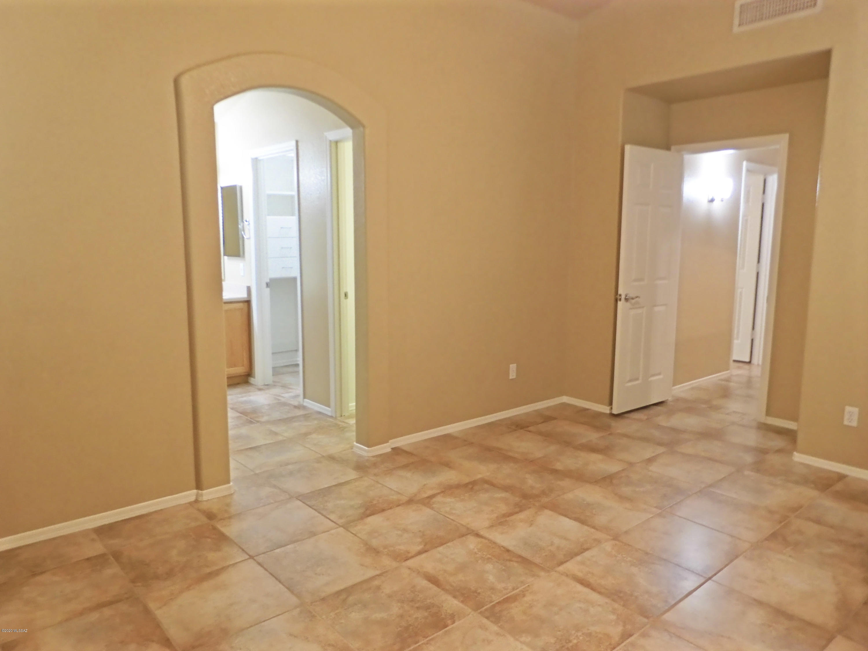 Hacienda Del Oro (1-879) - Residential Lease
