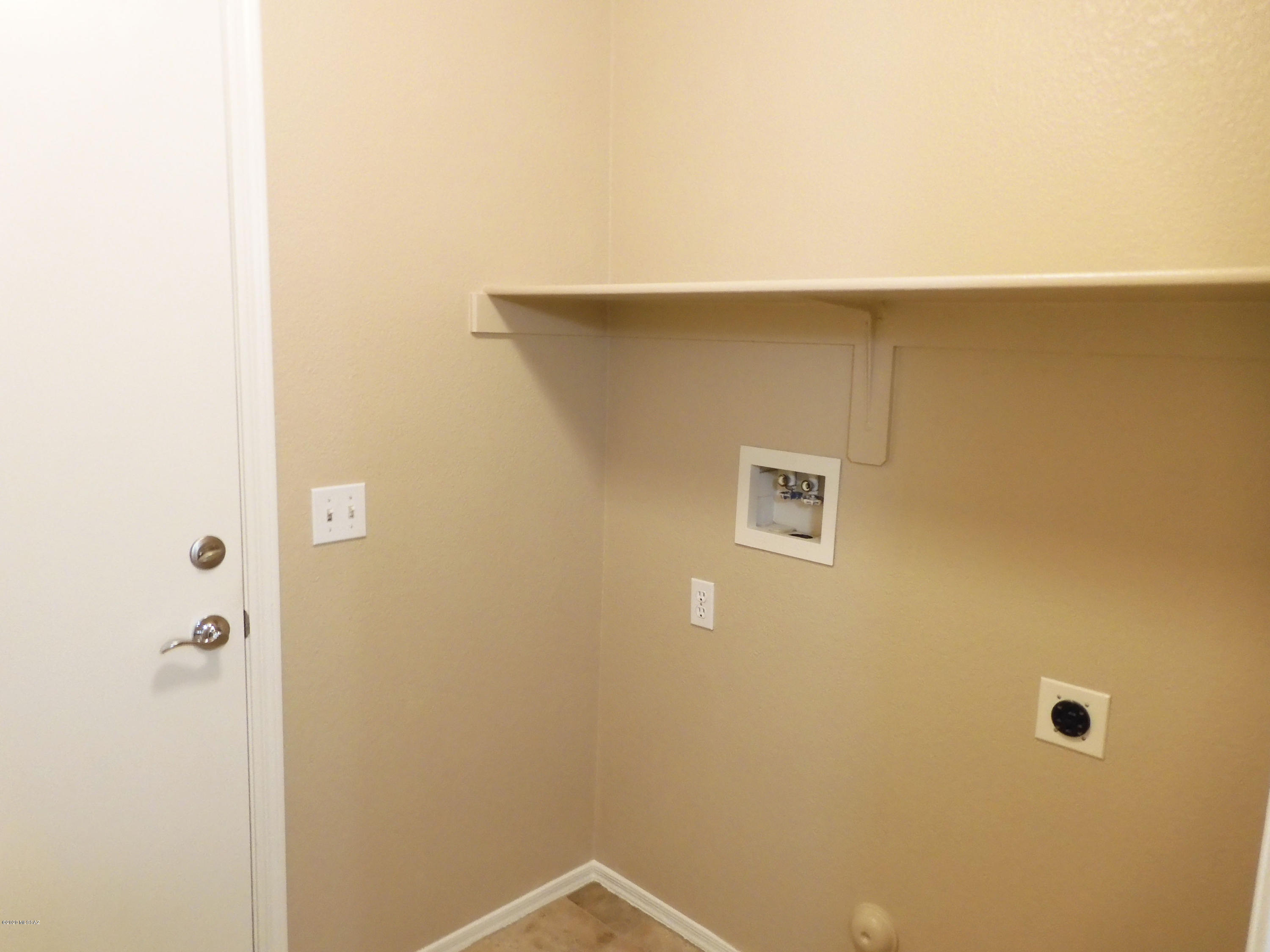Hacienda Del Oro (1-879) - Residential Lease
