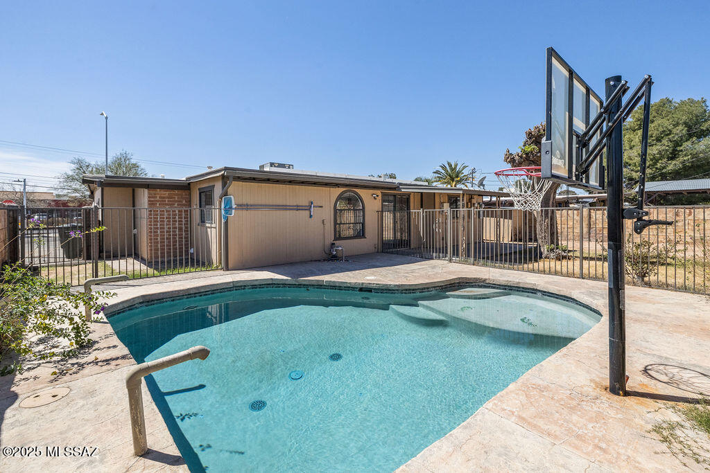 1430 W Roger Road