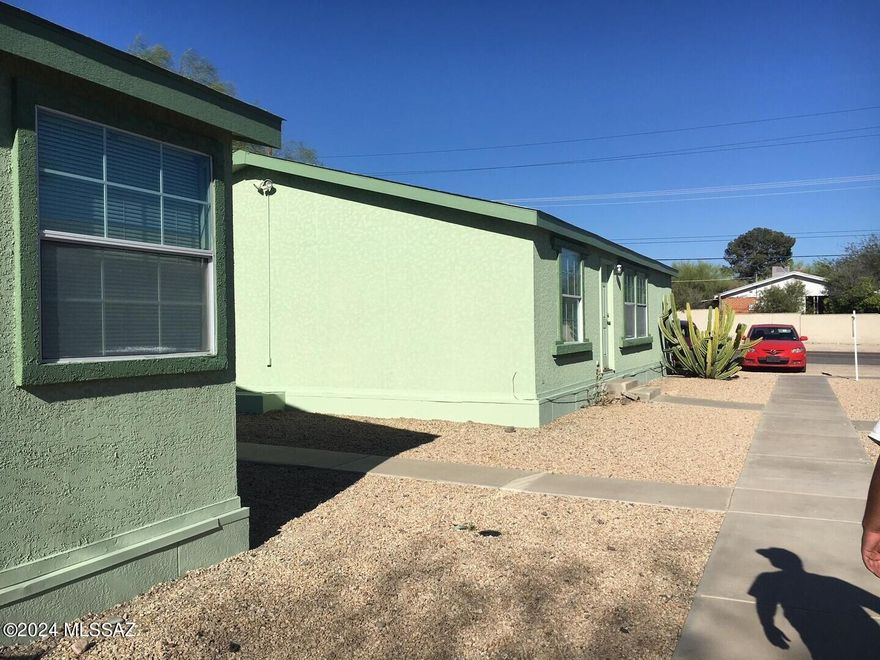 Super community and just blocks from campus. This 3 bedroom - 2 Bath won't last long.

Cute and clean ... Ready to rent! Available in July. This 3 bedroom 2 bath comes complete with all appliances including washer and dryer in unit! Garden tub in master bathroom and AC. Off street parking!