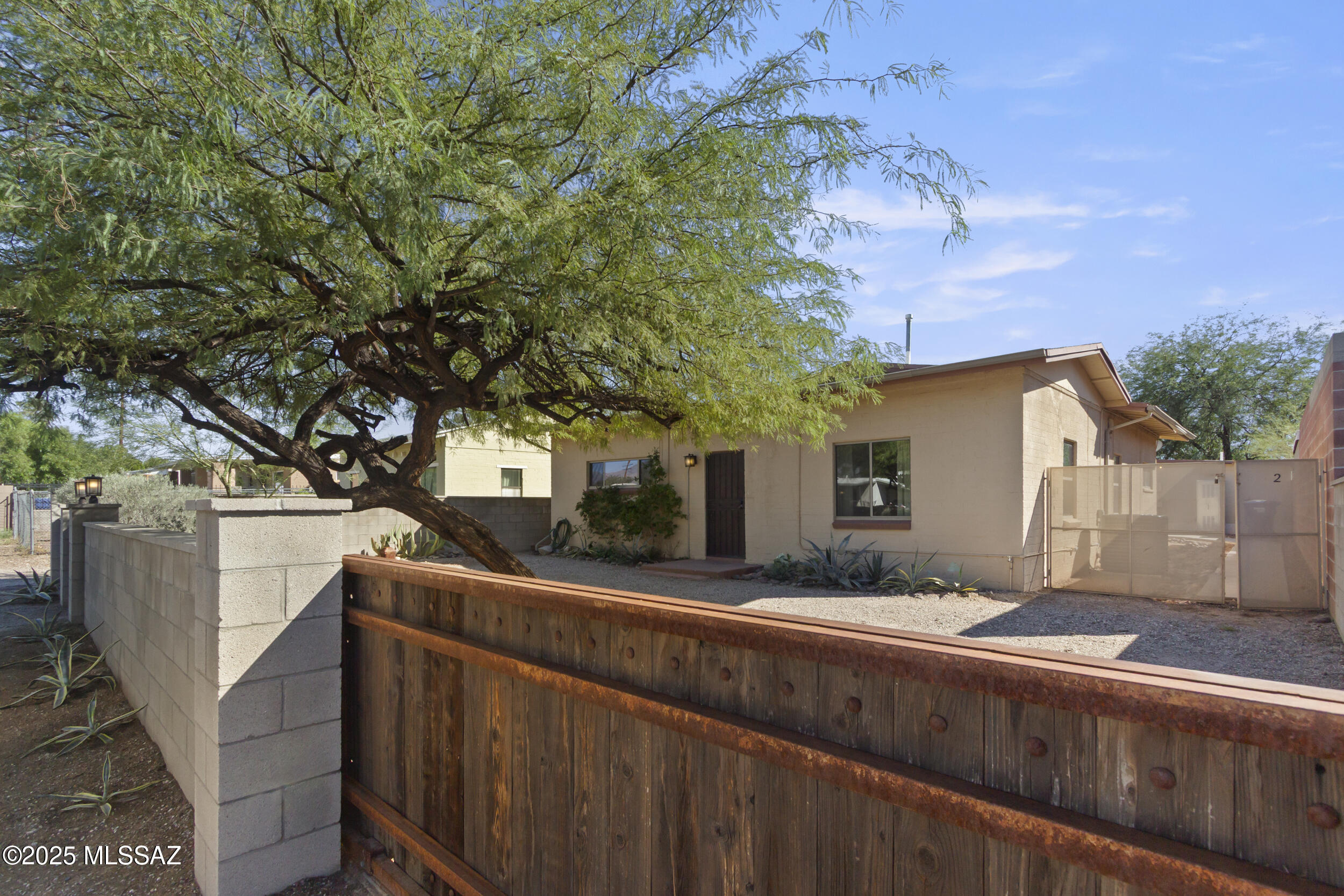 725 W Paris Promenade