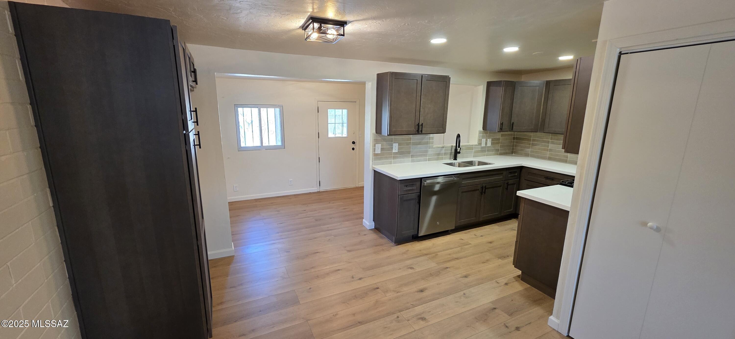 102 W Mossman Road