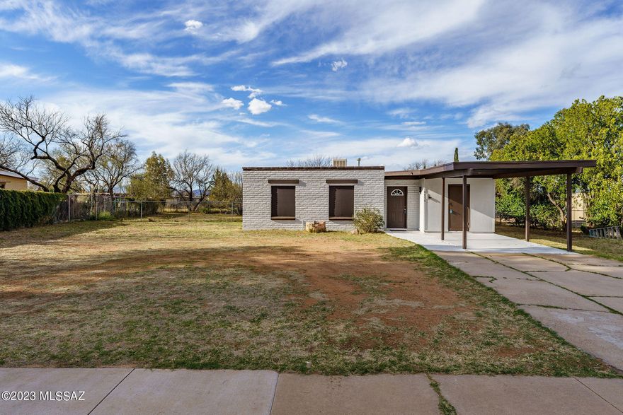Range Price 192,900-203,000 Cozy, turn-key, move in ready home just off I-19 freeway Featuring a huge lot (over 1.3 of an acre) with lots of land front and back yard. Large kitchen with lots of cabinet space. Plenty of room for RV parking or extra parking space, No HOA.  3 bedroom, 2 full bathrooms. New window sunscreens throughout. New blinds, recently recoated roof. Freshly painted. Beautiful mountain views. Only 13 minutes from Green Valley and major grocery stores. 18 minutes from Northwest Hospital Sahuarita.