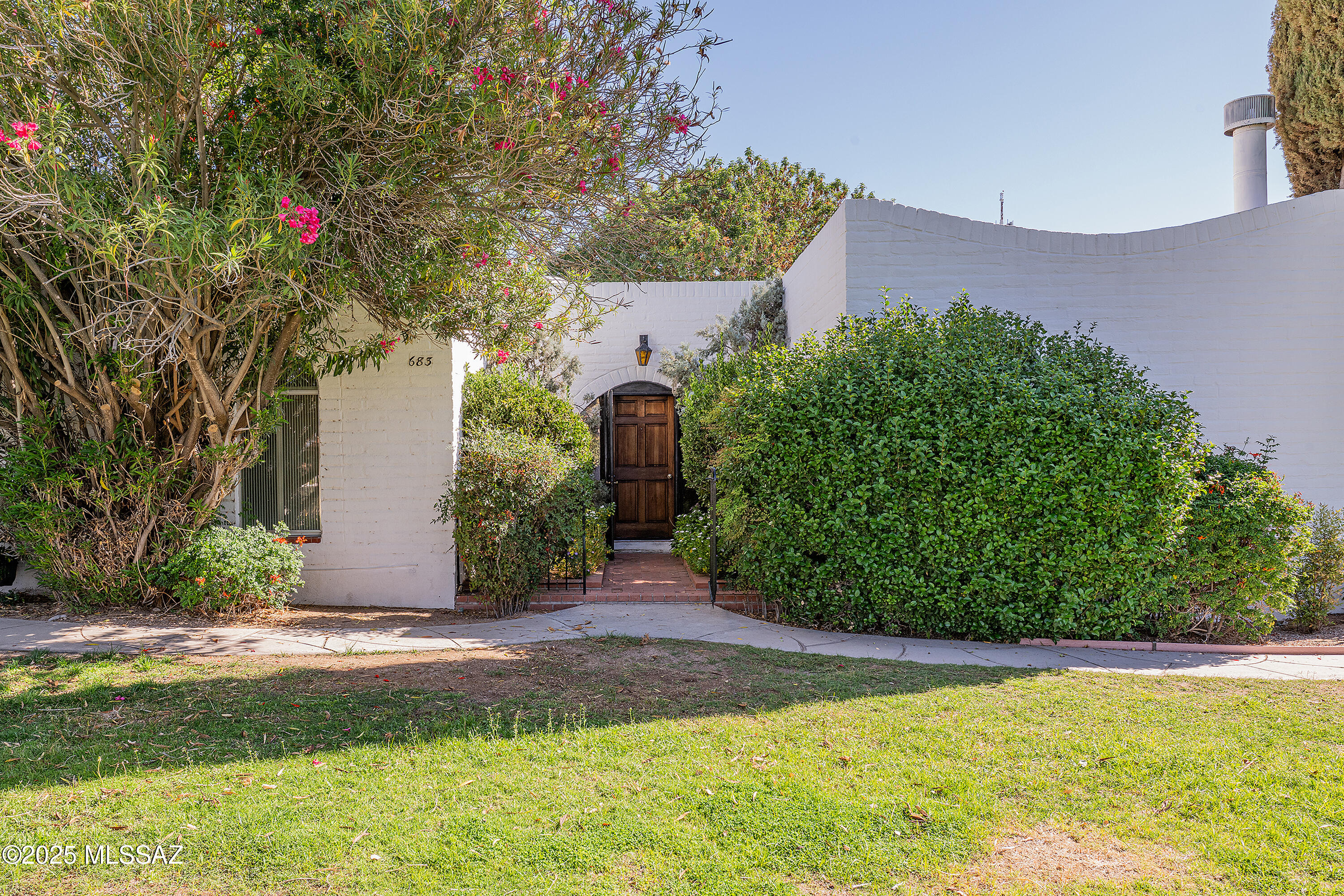683 W Las Lomitas Road