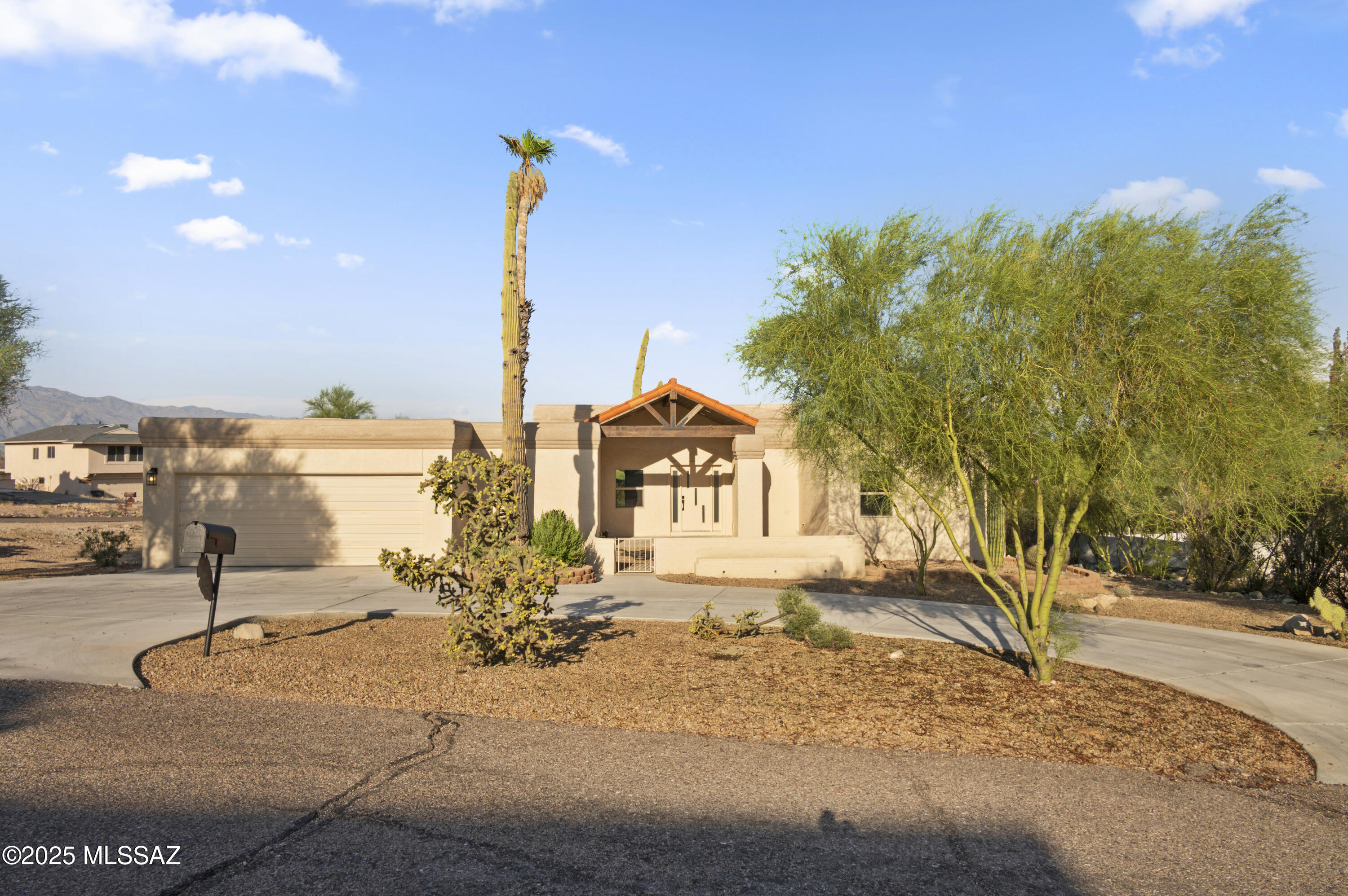 1960 N Placita Claveles