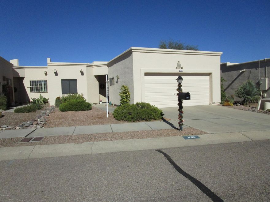Great townhouse in the center of town! Home features 2 bedrooms, 2 bathrooms, an eat in kitchen, den with a Murphy bed, and a 2 car garage. The back patio wraps around the house and has access from the master bedroom, great room and dining area. High ceilings with celestory windows bring in lots of light. Roof was redone in 2010, new HVAC 2006, water heater replaced 2010. Some furniture and furnishings available under separate bill of sale.
 A bit of paint and new carpet and this will be the perfect winter get-away or year around home!
 2-10 HOME WARRANTY