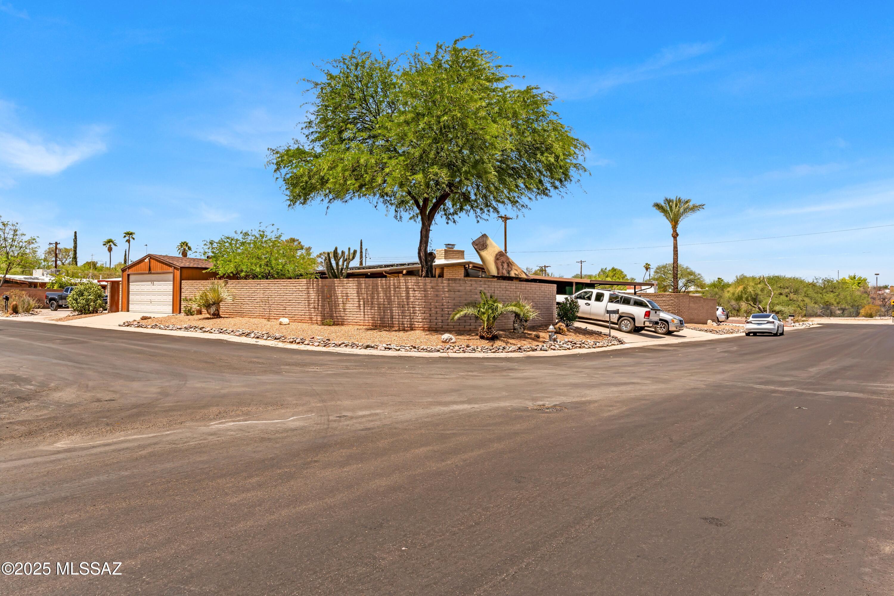 6912 E Bonnie Brae Drive