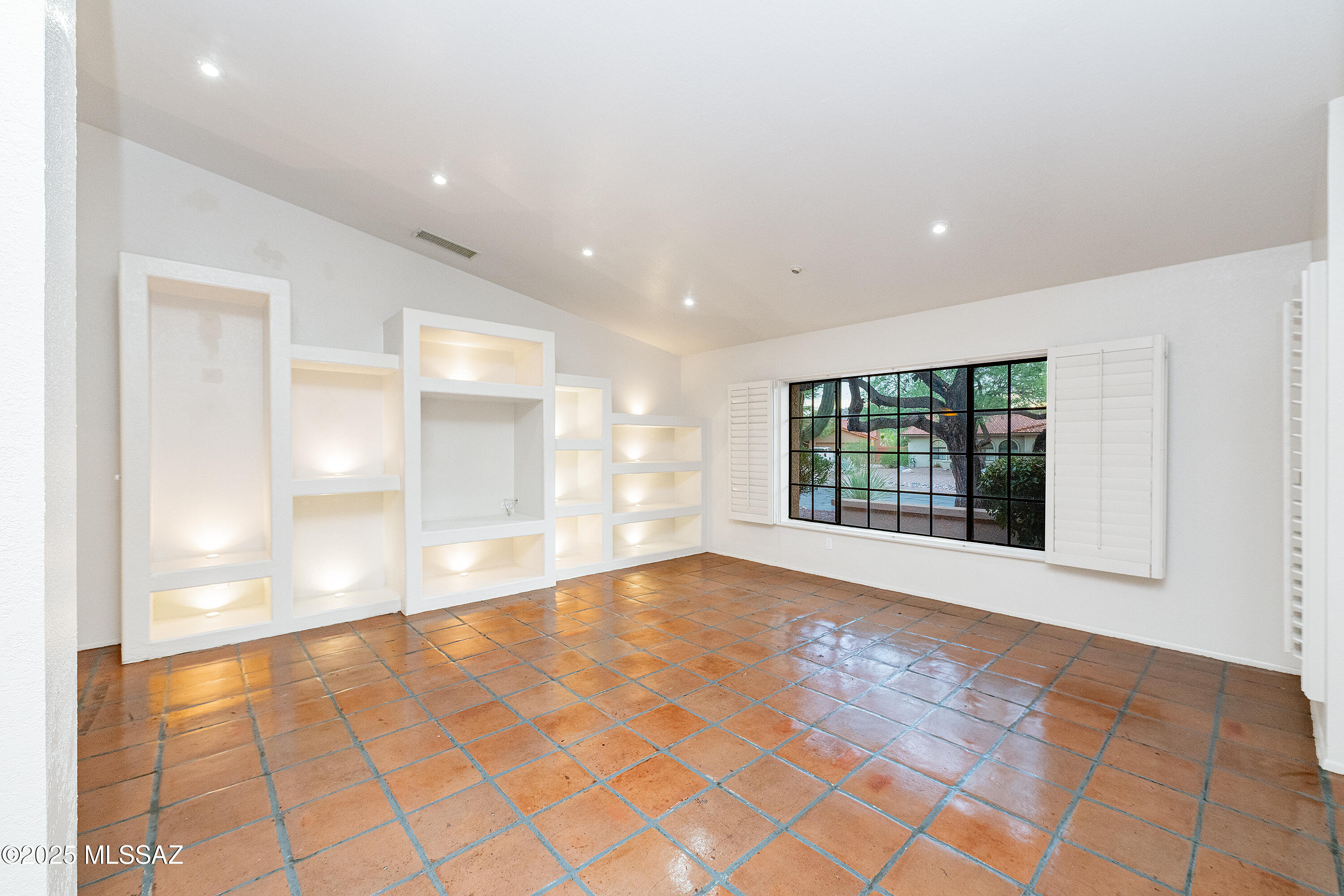 5640 N Placita Favorita