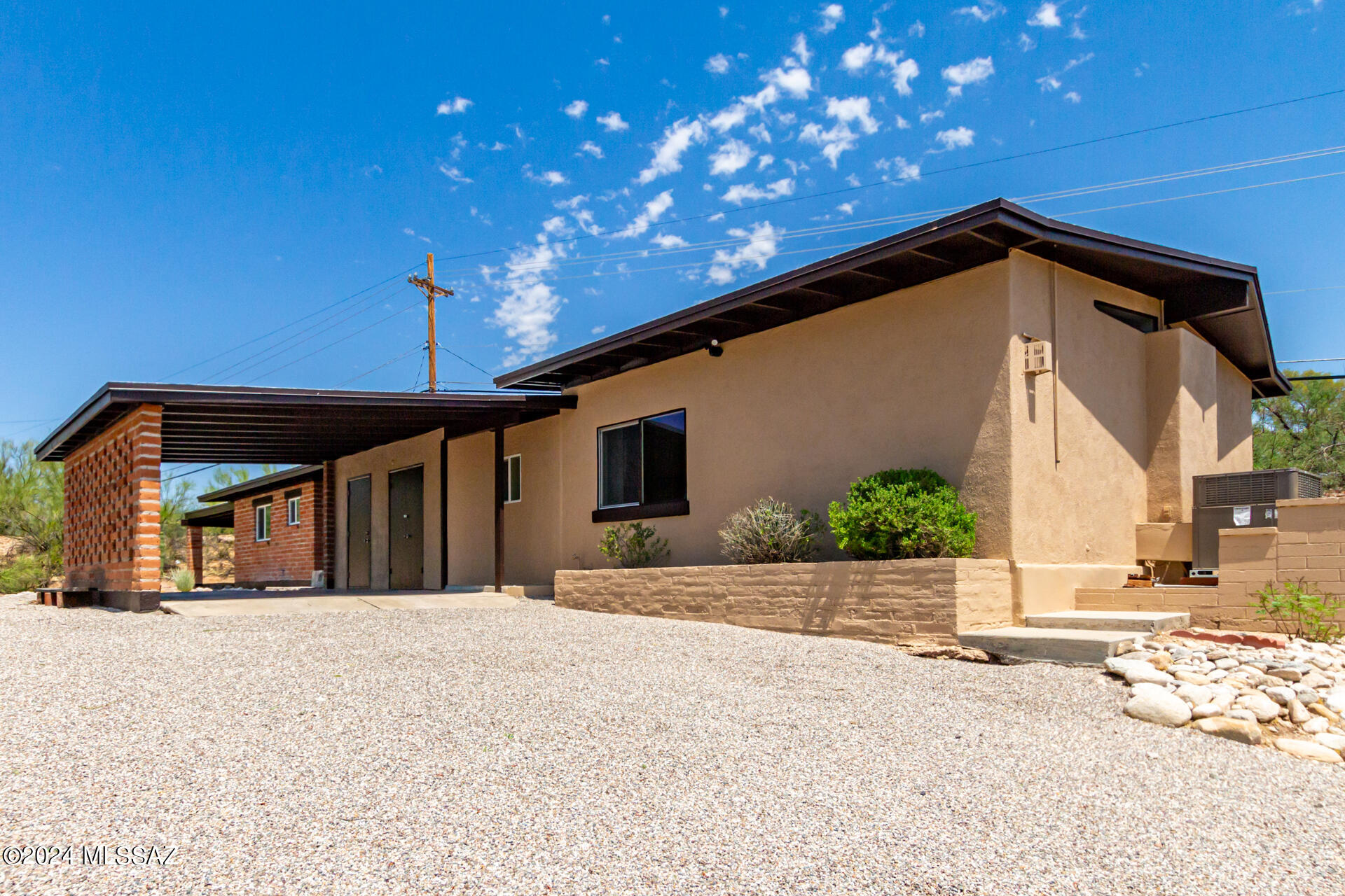 834 W Los Alamos Street