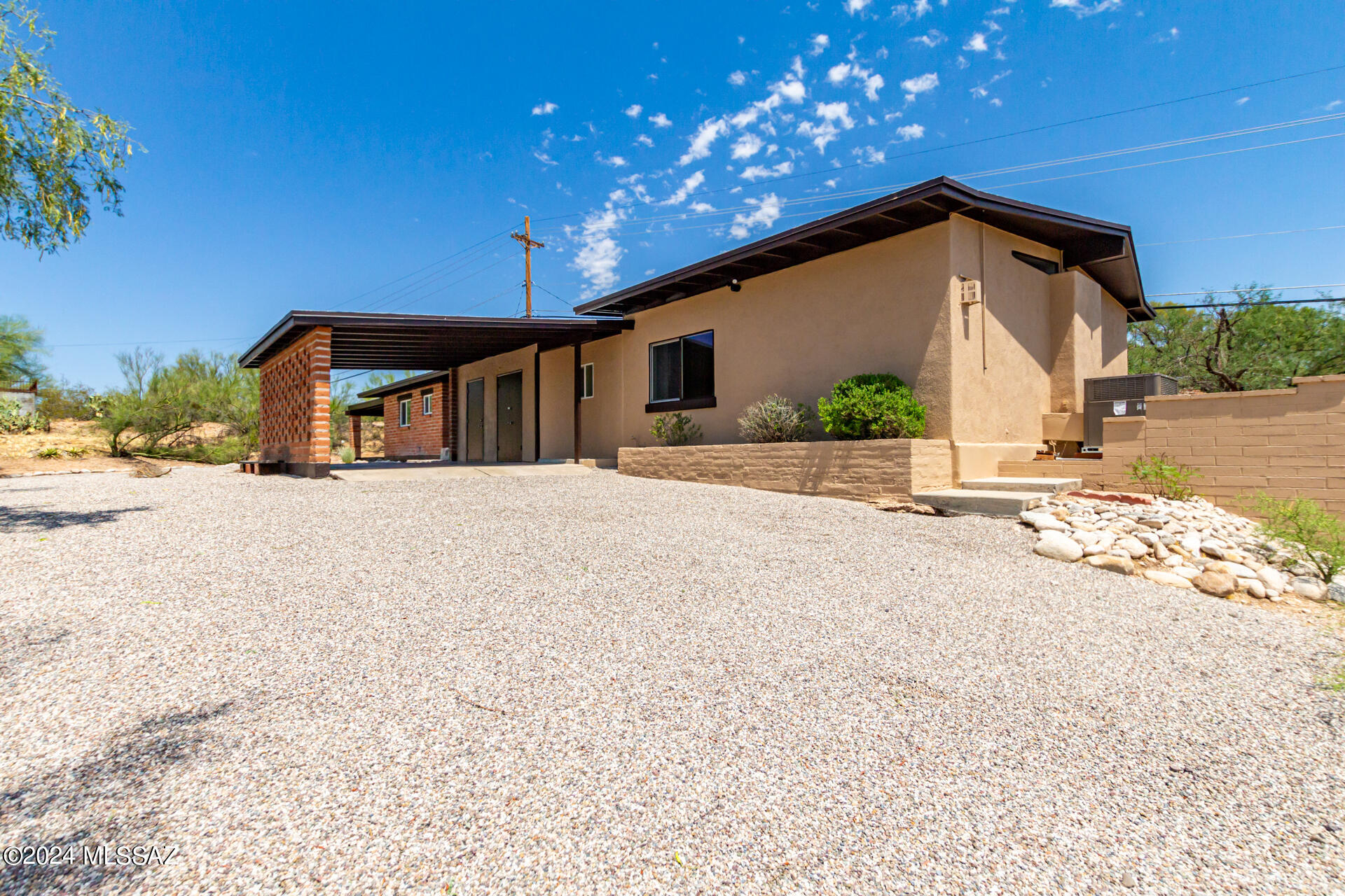 834 W Los Alamos Street
