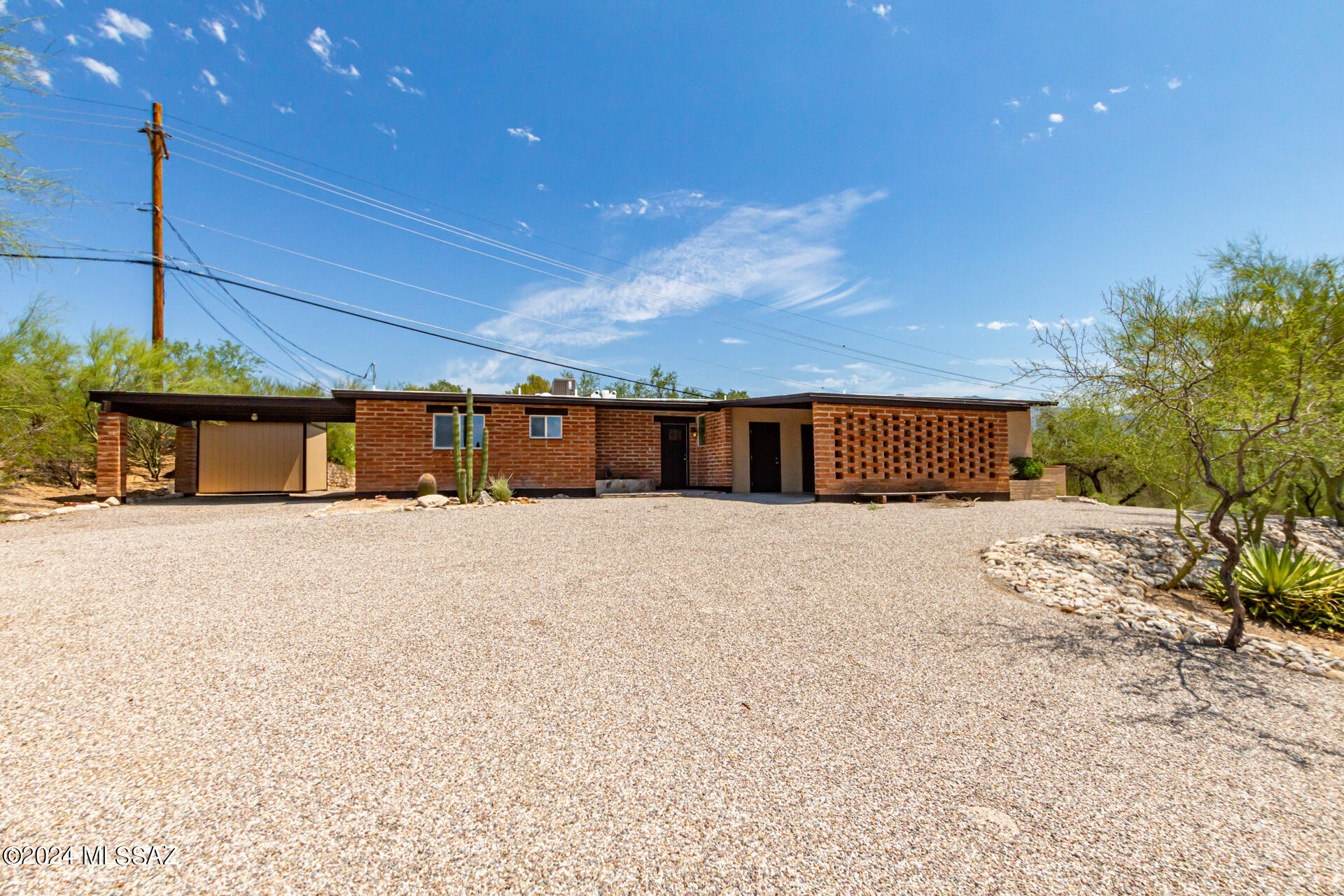 834 W Los Alamos Street