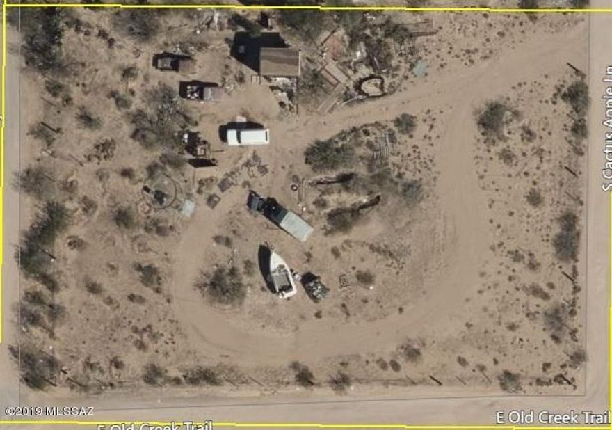 1 acre corner lot with water!! This property features panoramic views with endless possibilities and no HOA! Build your dream home or set your mobile home here and watch Tucson's amazing sunsets:)