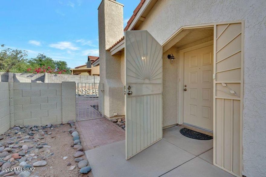 Adorable 3bd/2ba single family home in desirable NW Countryside Vista Community. Open dinning/living room floor plan, extra breakfast nook in the kitchen, 2 car garage and numerous upgrades! The community offers 2 swimming pools and is located near shopping, hiking and biking trails, and I10.