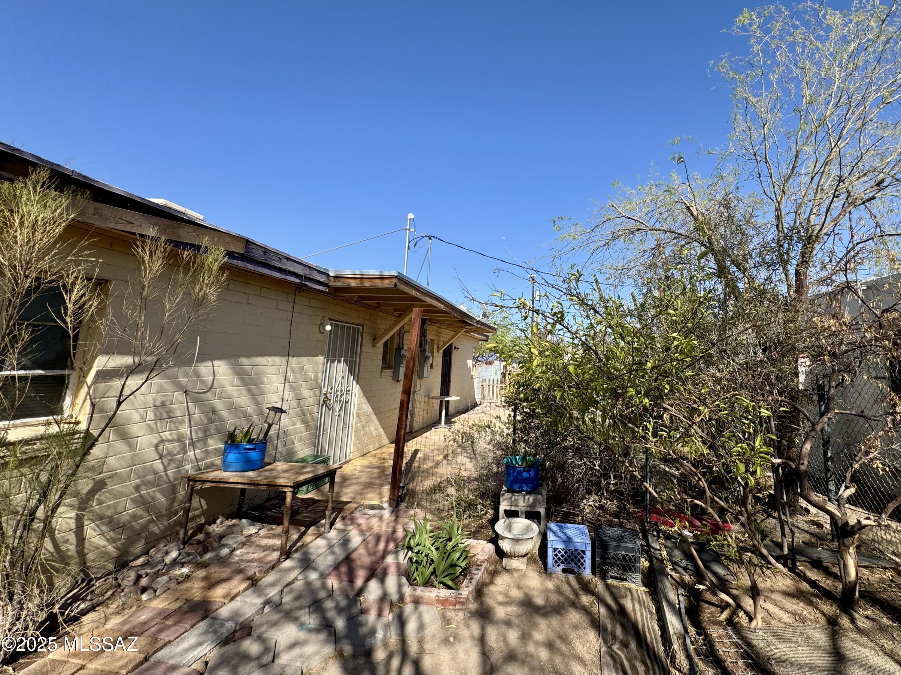 2525 N Estrella Avenue