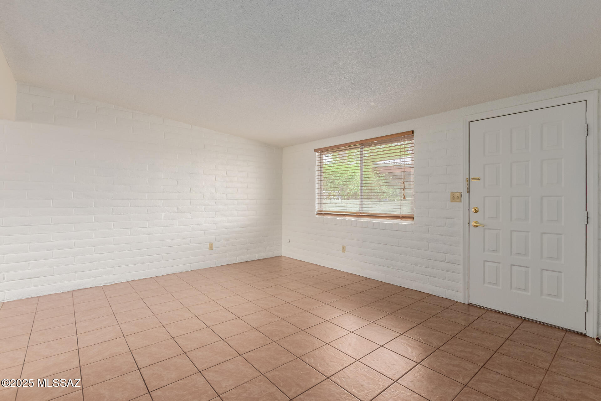 3013 E Blacklidge Drive