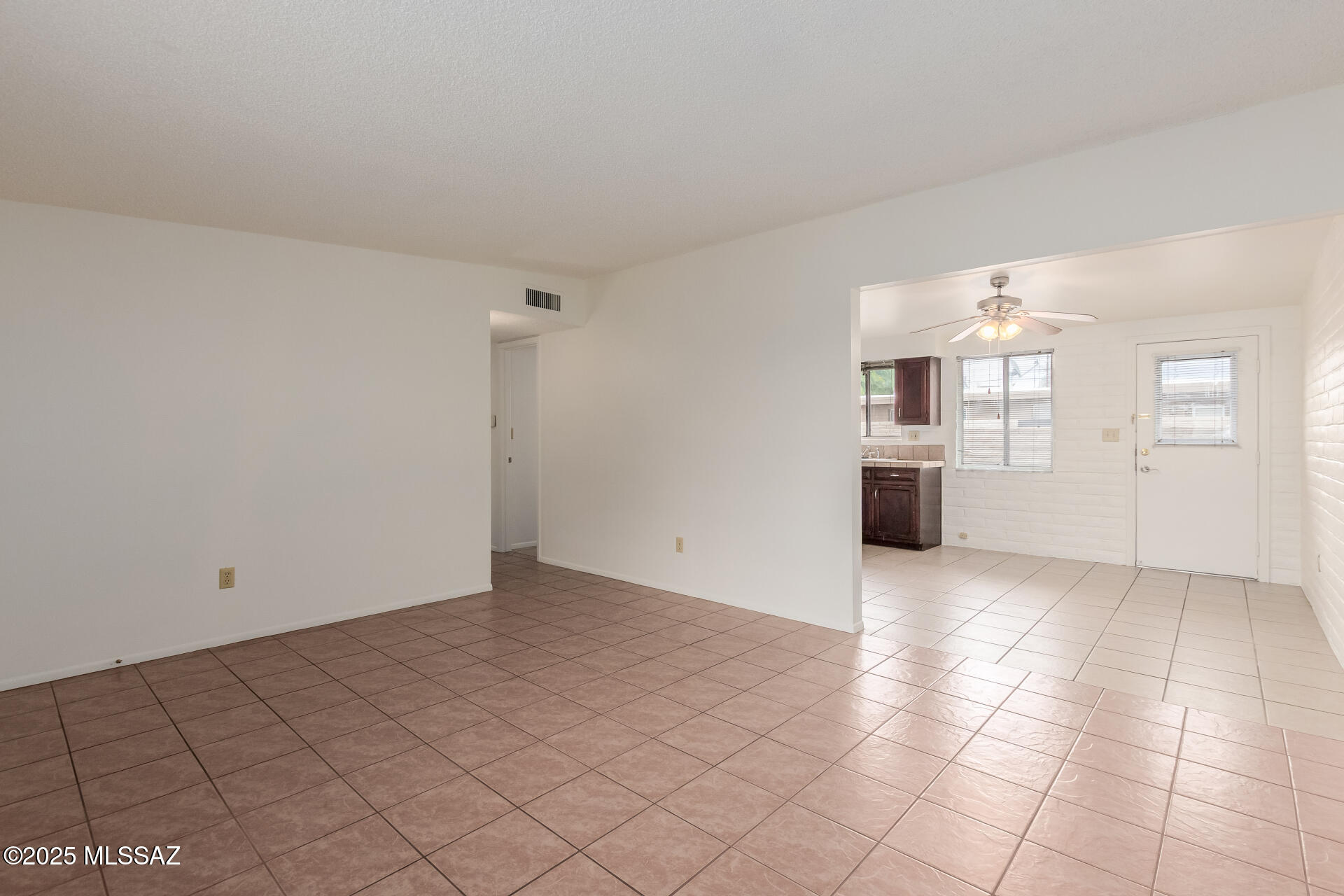 3013 E Blacklidge Drive