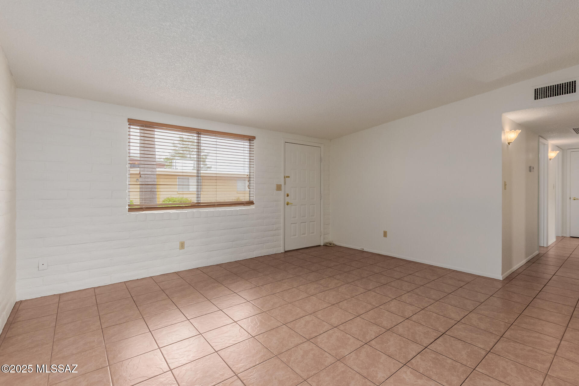 3013 E Blacklidge Drive