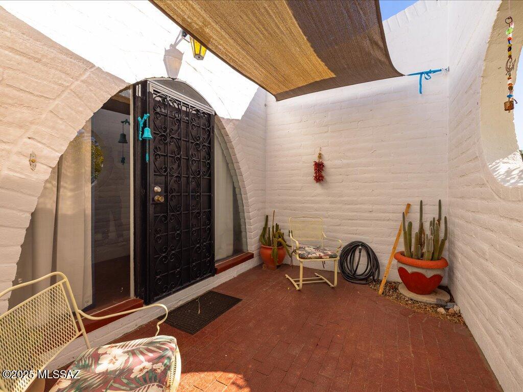 641 W Las Lomitas Road
