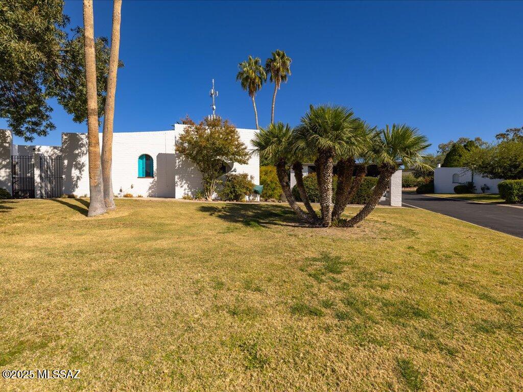 641 W Las Lomitas Road