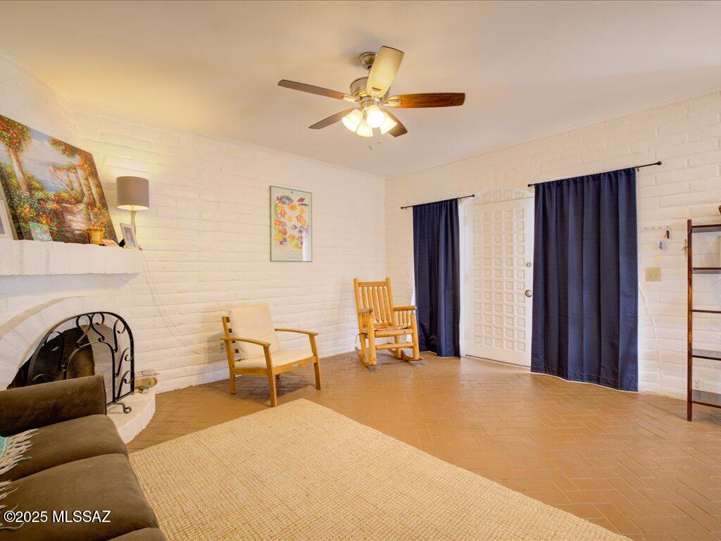 641 W Las Lomitas Road