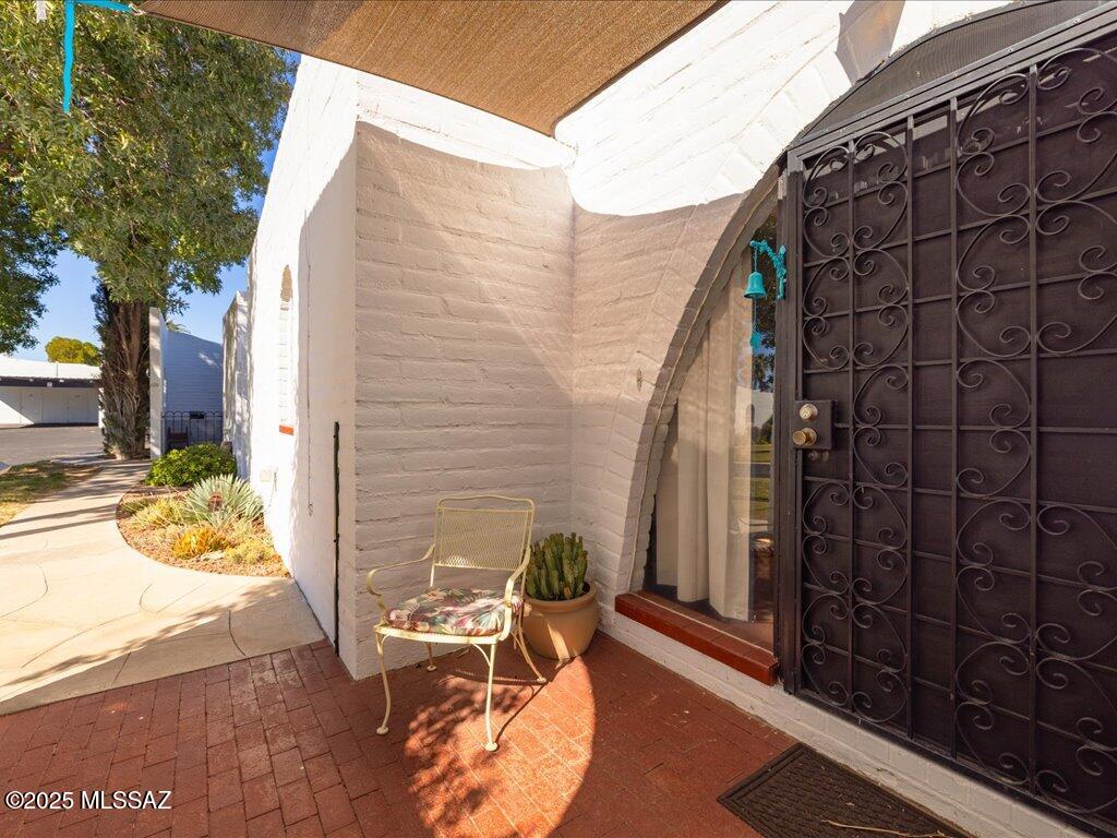 641 W Las Lomitas Road