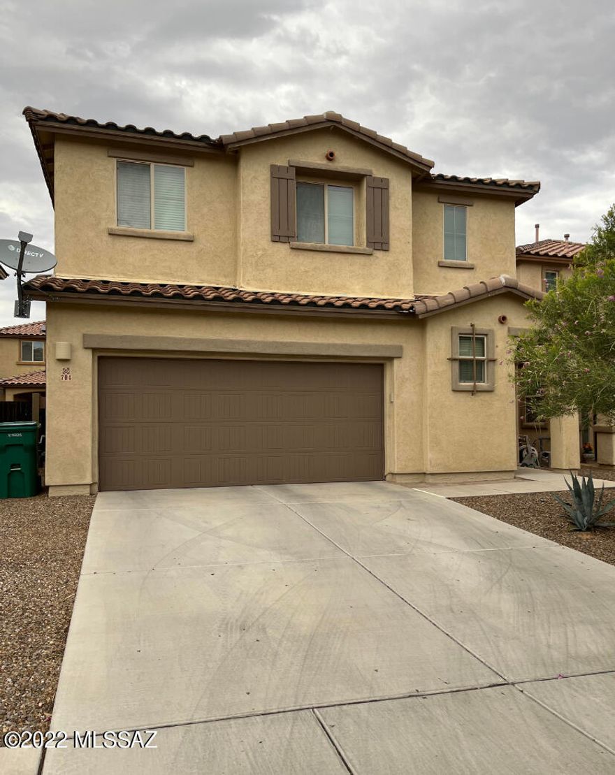 Don't miss out on this Beautiful 3 bedroom, 2.5 baths, 1,650sf home in master planned community Rancho Sahuarita. The Kitchen offers Stainless steel appliances, Gas range with Granite countertops on a spacious Kitchen Island. This home is a well taken care of home and still looks new, make sure to add this home on your viewing list.
This home is walking distance to North Satellite Park. Enjoy all that Rancho Sahuarita has to offer such as the Club house, Lake, Parks, swimming pools/water park, Jogging, bike paths, Gym and much more.