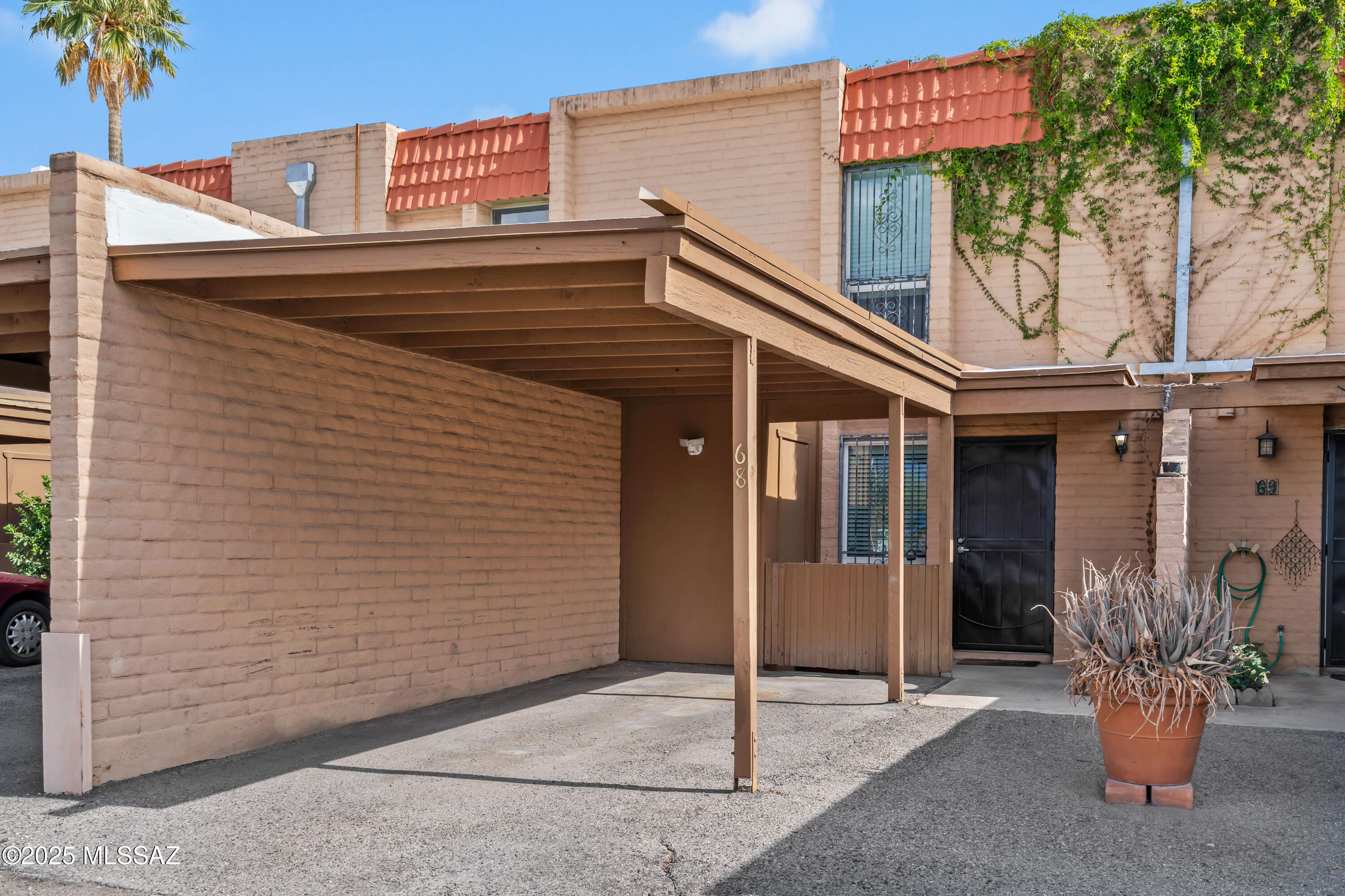 2875 N Tucson Boulevard 68