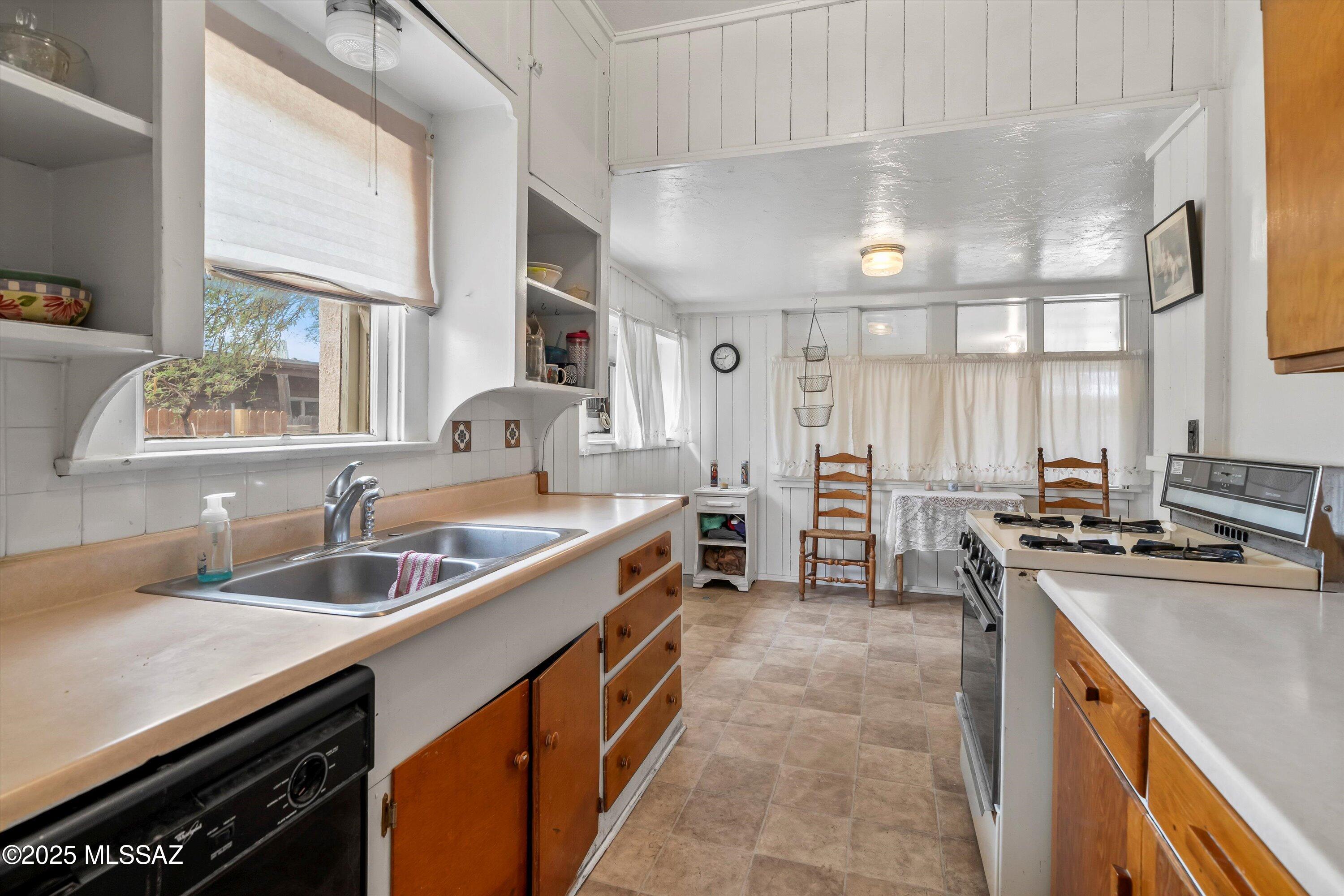 823 E Freeman Place
