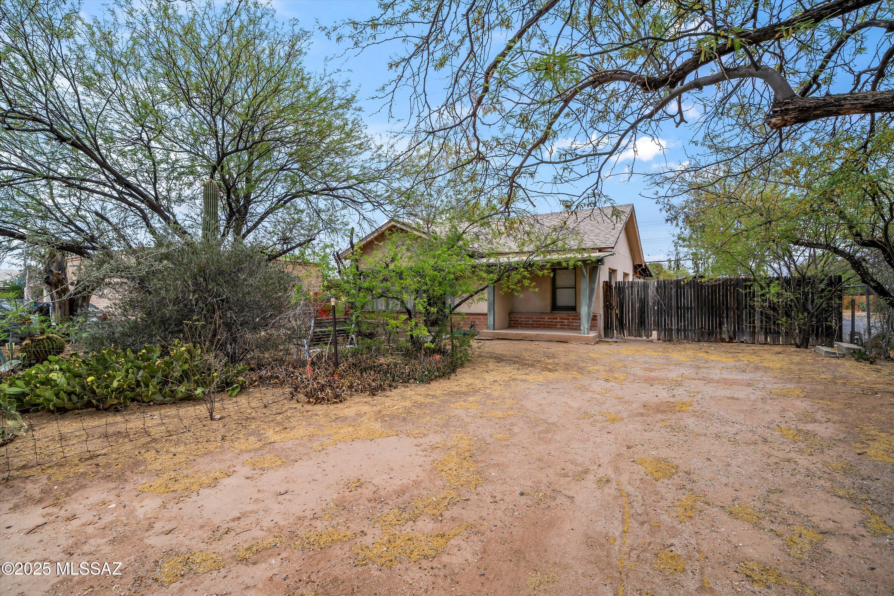 823 E Freeman Place