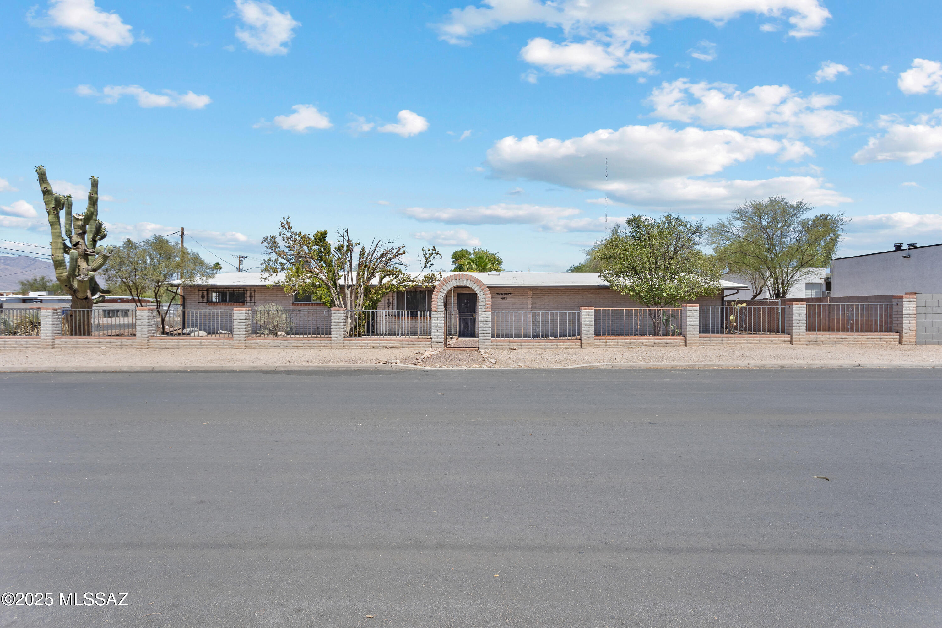 402 E Jacinto Street