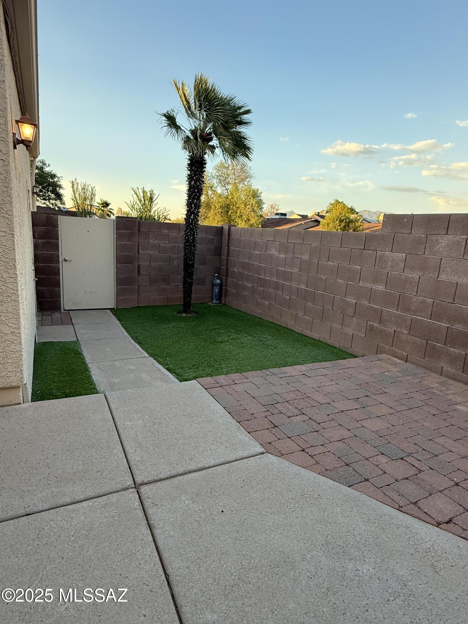 2407 N Palo Hacha Drive
