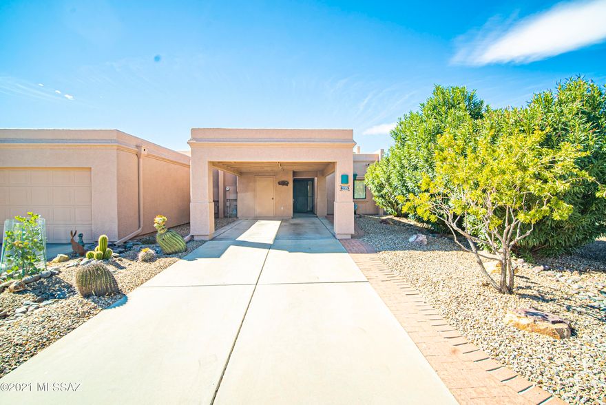 Your winter retreat has been found ! Fully Furnished, Shows Great ! End unit, Open Floorplan, Could be a wonderful year round home too ! Hurry will not last!!