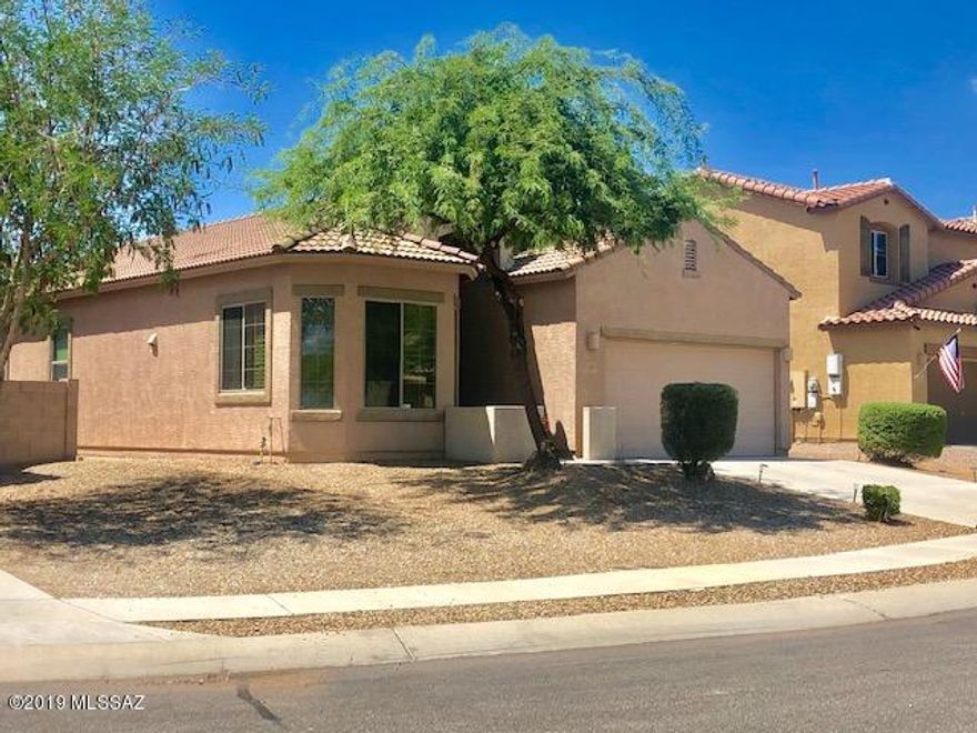 FULLY FURNISHED - Beautiful Rancho Vistoso home in charming Oro Valley. This home is turn key and features 3 bedrooms, 2 baths, sparkling pool, greatroom and beautifully appointed