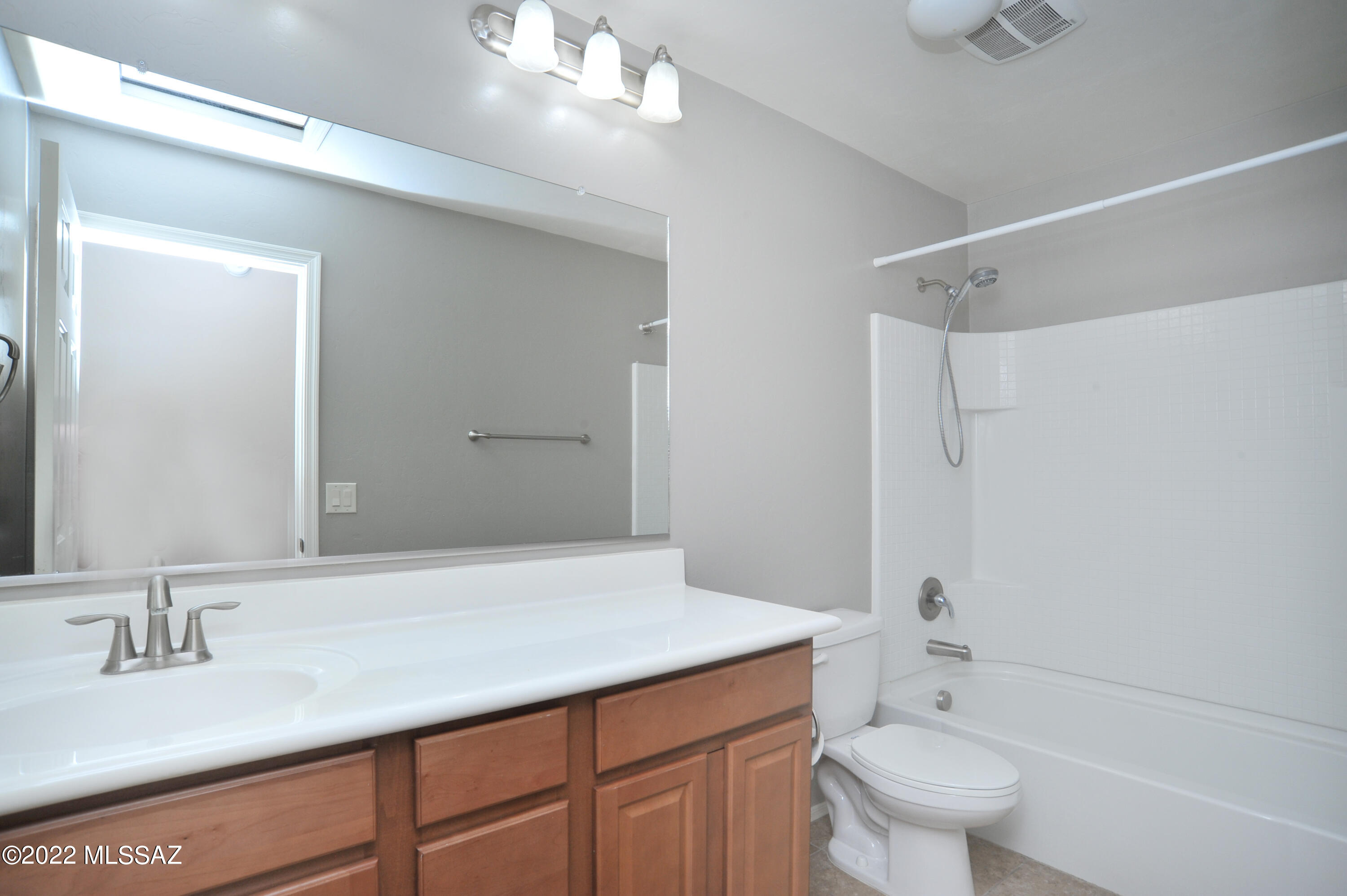 Vista Del Lago (1-123) - Residential Lease