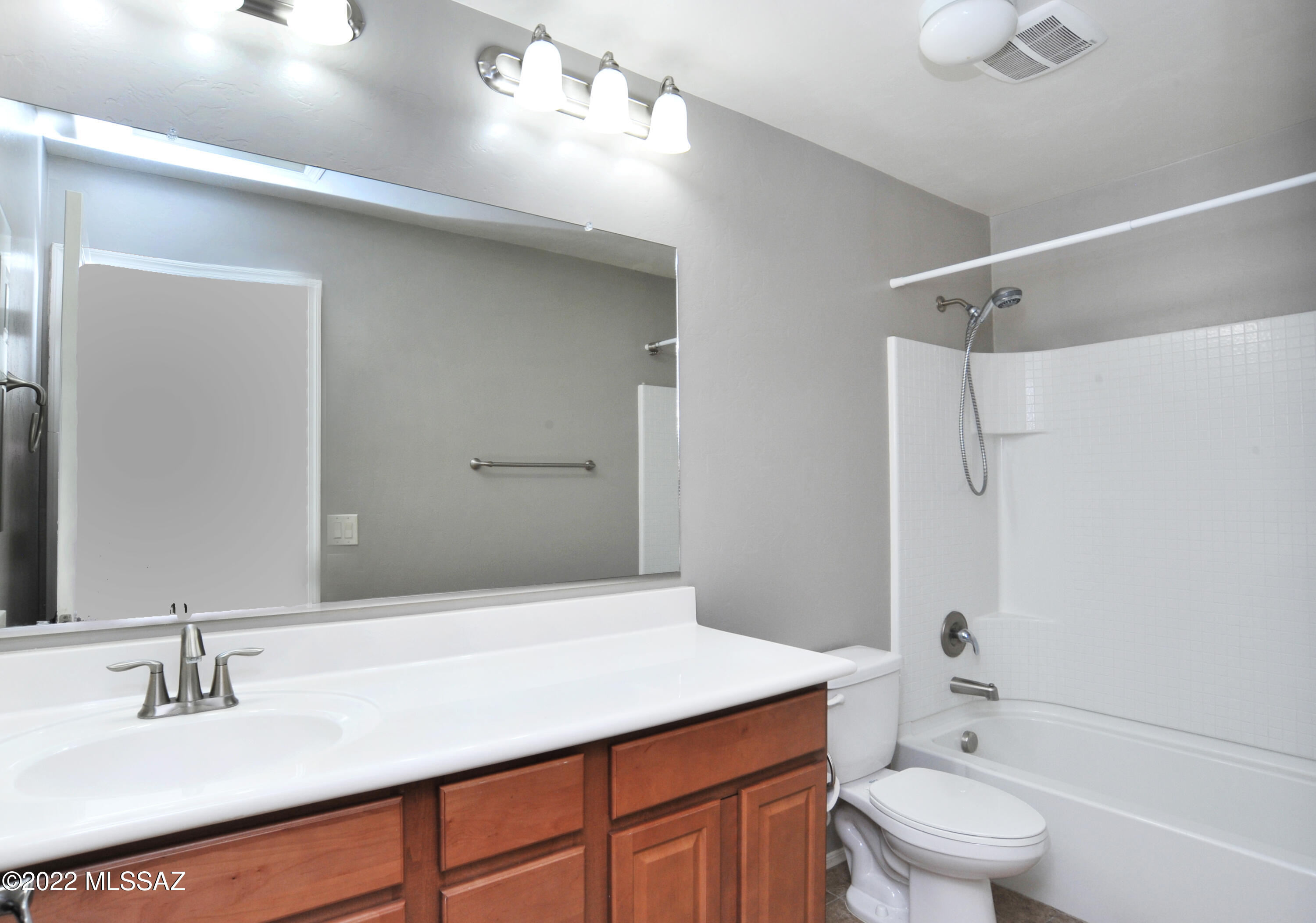 Vista Del Lago (1-123) - Residential Lease