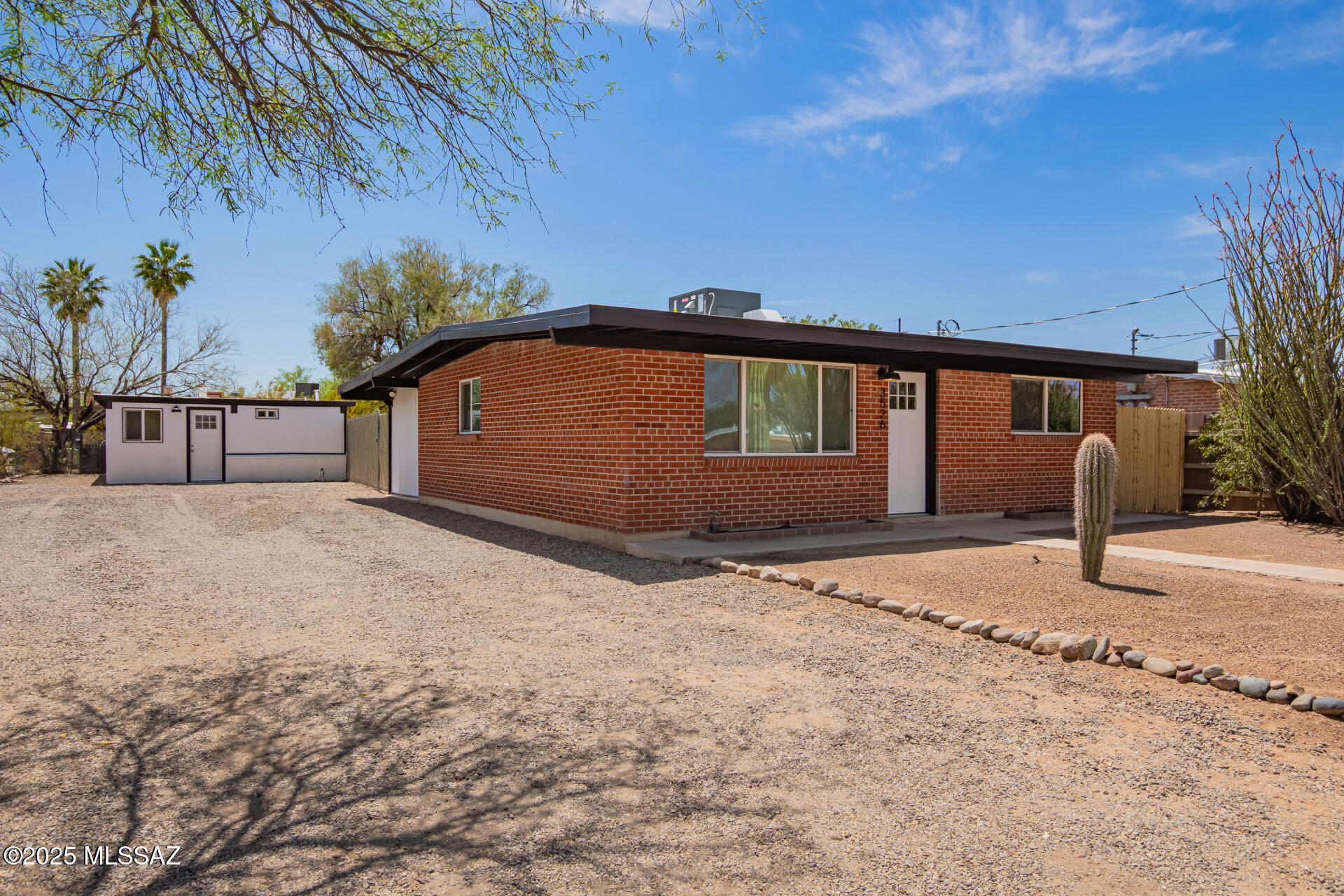 3526 E Blacklidge Drive