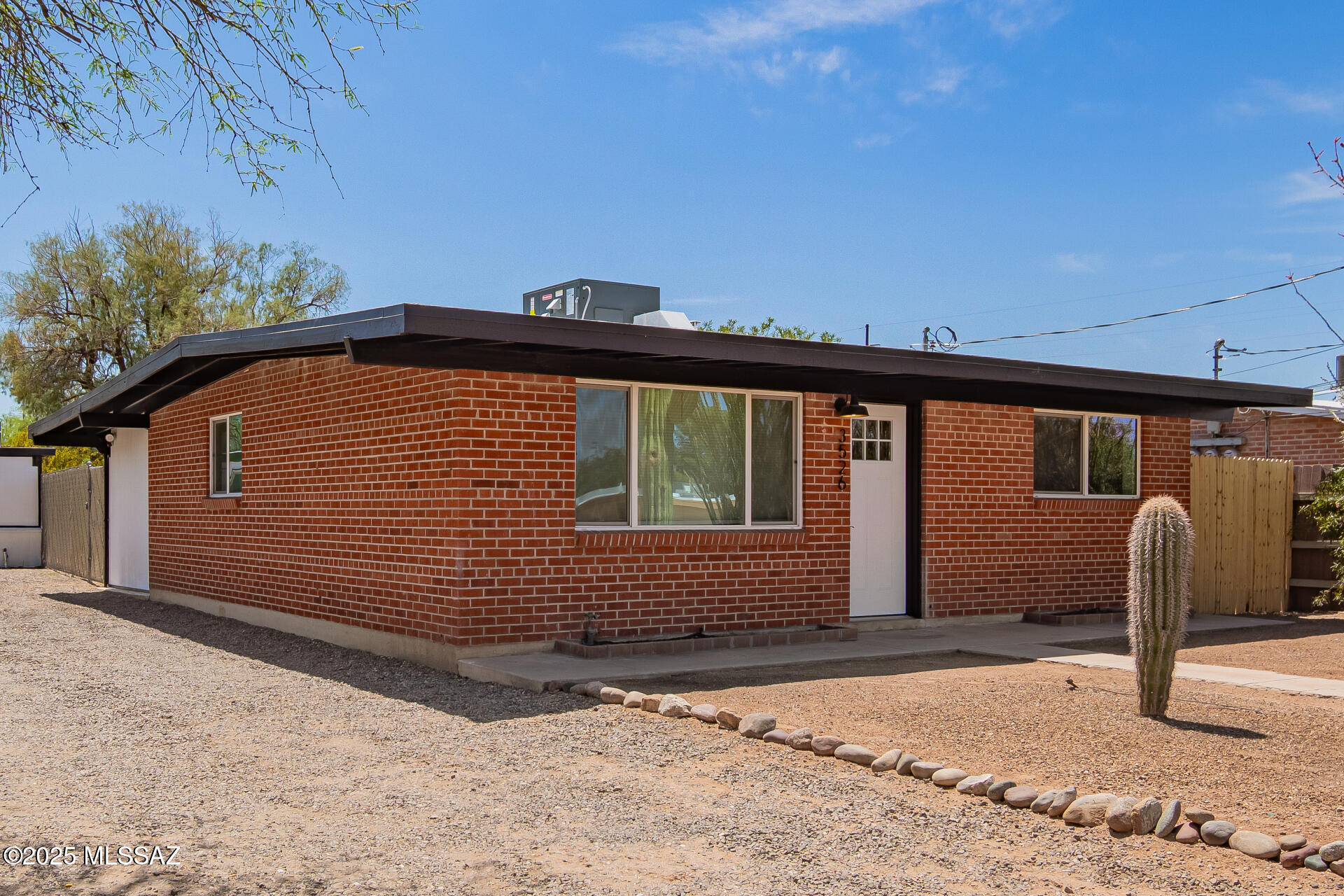 3526 E Blacklidge Drive