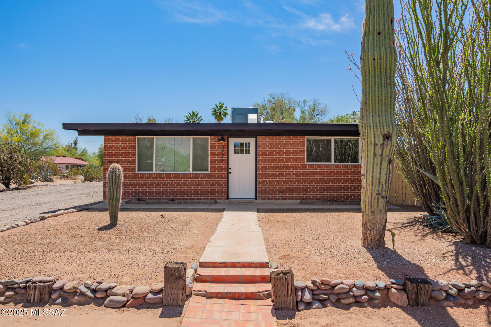 3526 E Blacklidge Drive
