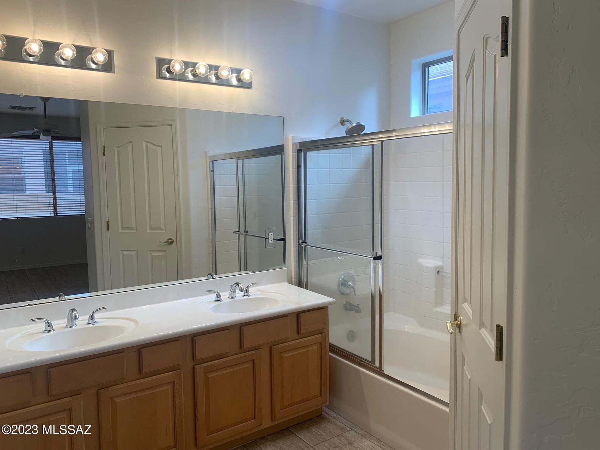 Hacienda Del Rio (1-118) - Residential Lease