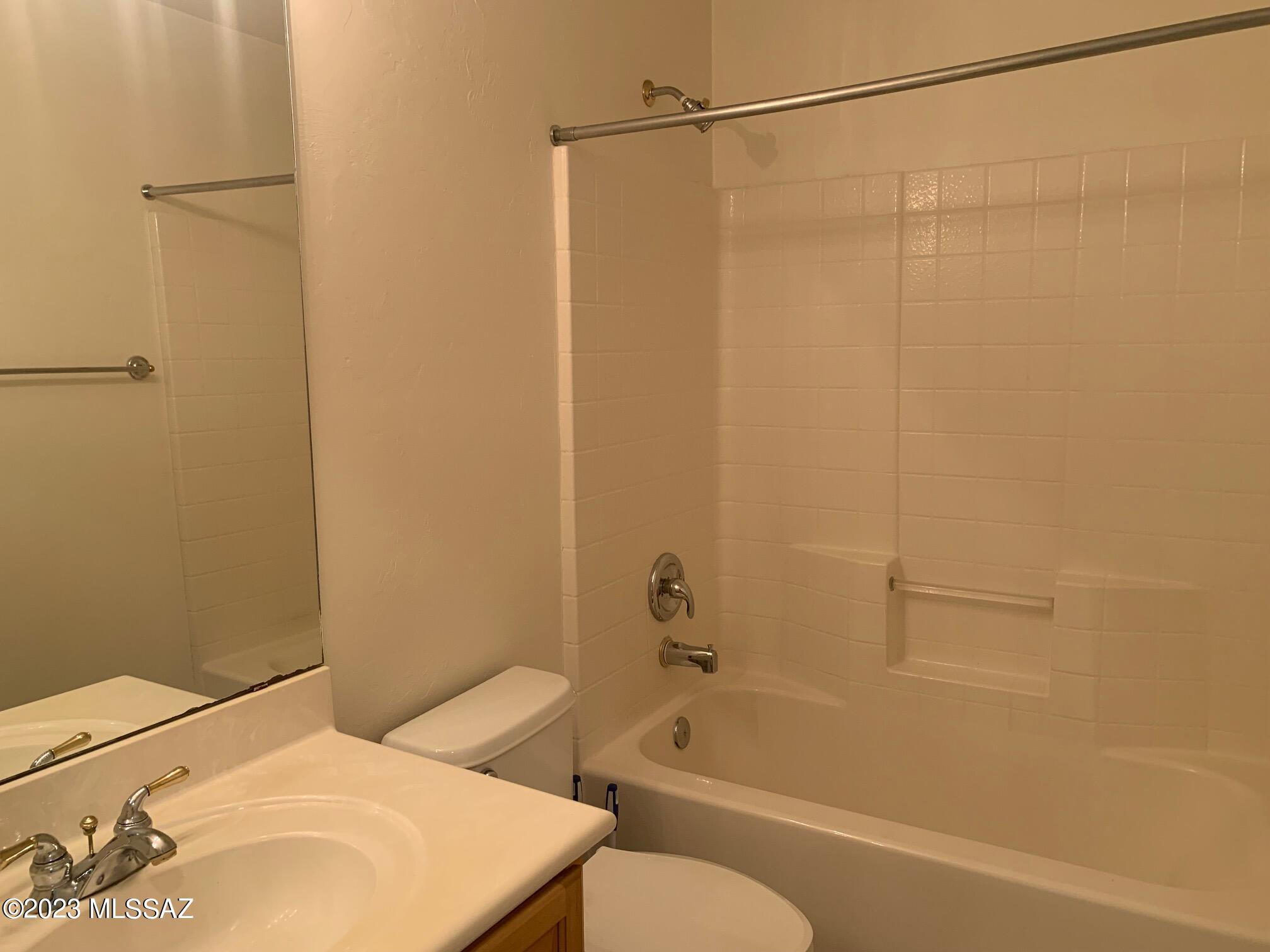 Hacienda Del Rio (1-118) - Residential Lease