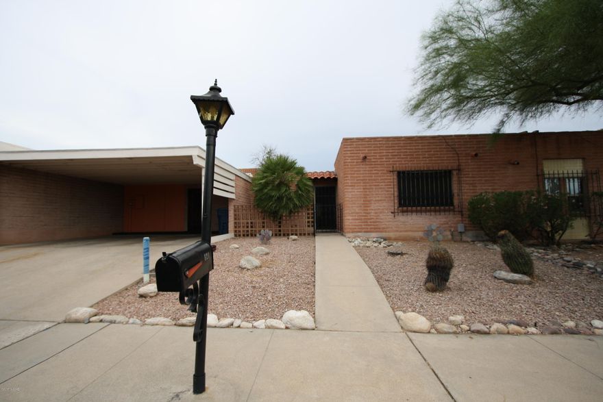 2bdr/2ba townhome w/two large bedroom, spacious closets, huge living room, bright kitchen w/eat-in area.
Enclosed Arizona Room, split bedroom floorplan and large backyard.