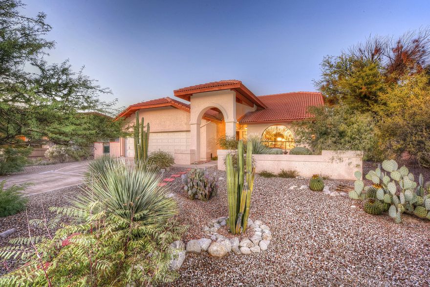 Absolutely stunning estate in sought after location. The privacy, views and luxury of home and backyard paradise are second to none! Don't hesitate on this one as it won't last long! Bonus area in garage perfect for a hobby room or workshop!