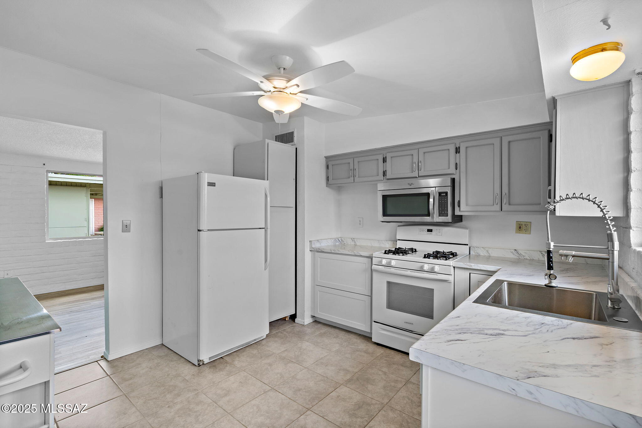 3033 E Blacklidge Drive