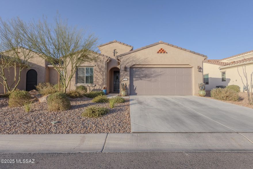 This tranquil haven lies just a 5-minute stroll from the NEW Canyon Club in the luxurious 55+ Robson community of Quail Creek. This spectacular home features an open-concept living design with a split floor plan and a spacious den/bonus room. The interior is equipped with granite countertops, ceramic tile throughout, and wood cabinets in kitchen & bathrooms. The rear patio and north-facing orientation are ideal for year-round outdoor enjoyment.
HOA maintains the exterior of the property, including the paint, roof, HVAC and additional items. A spectacular value for those looking to truly relax and enjoy. *Home furnishing (exceptions apply) available on SBOS.