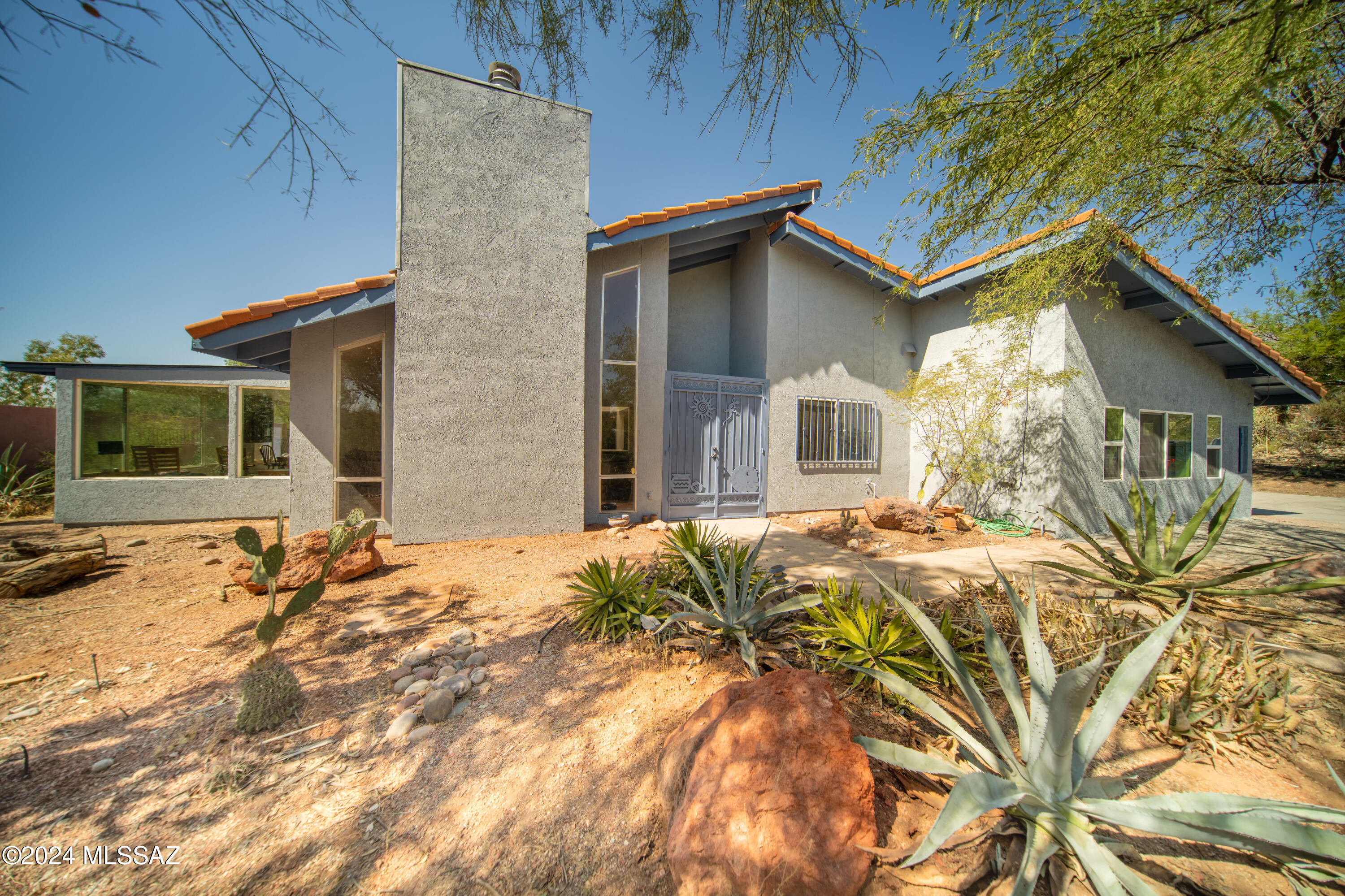 5617 N Camino Del Conde