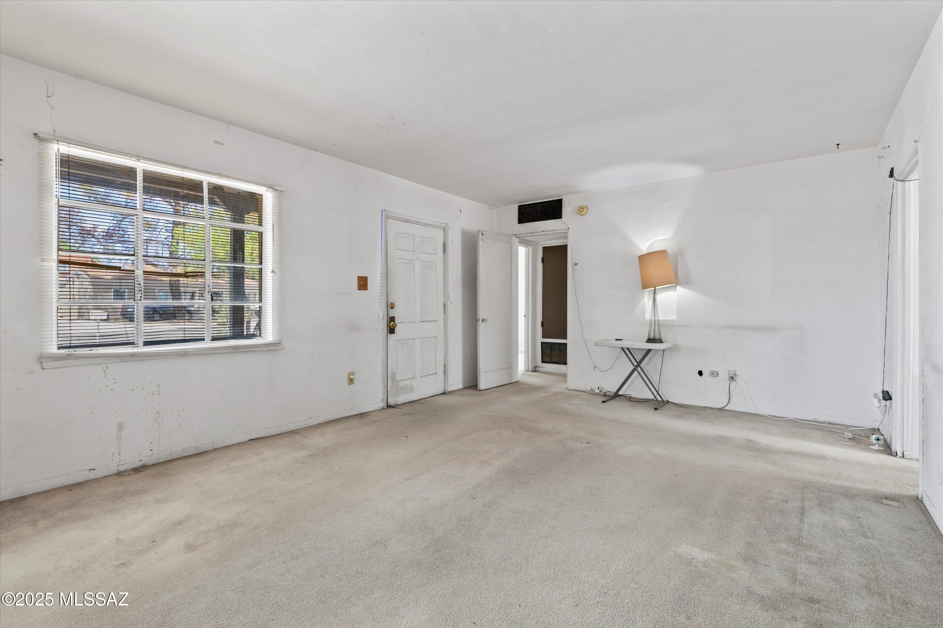 1710 N Louis Lane