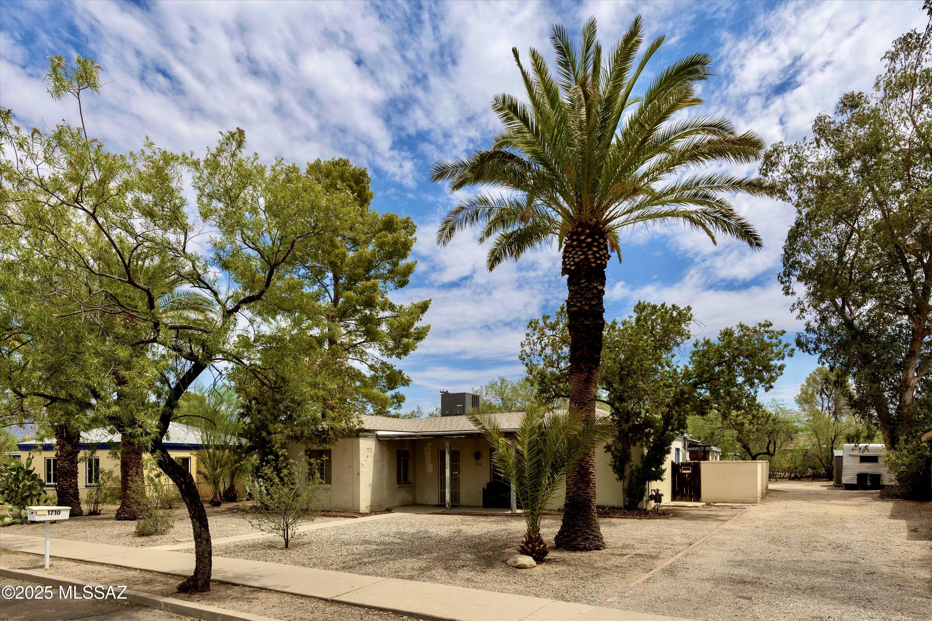 1710 N Louis Lane