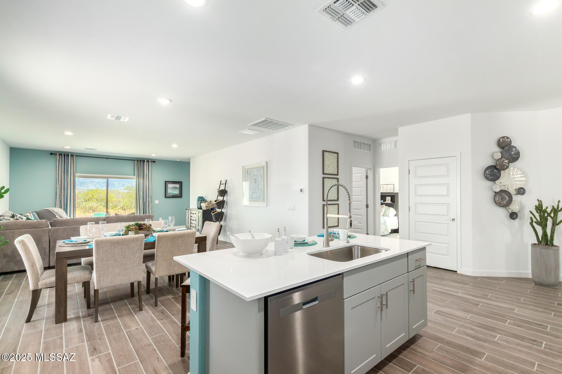 Saguaro Bloom SQ20180540069 - Residential