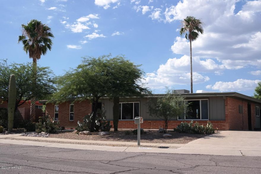Remodeled 4bdr/2ba home in NE Tucson!
Spacious living room, formal dining room, family room w/fireplace, beautiful kitchen w/granite counters, bright/open w/counter seating.
Bonus room offers built-in bookcase and room to entertain!
Great backyard w/covered patio and mountain views. Tenant occupied through 7/31/2021