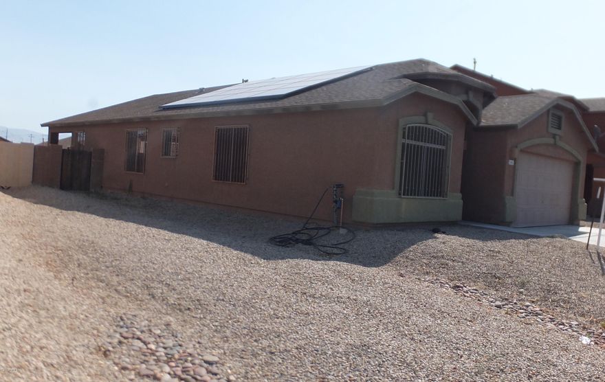 Solar panels on roof with electric contract must be assumed by new buyer GREAT money SAVER!!
3 bedroom with a Jack & Jill Bathroom Black Granite countertop and Appliances. Vaulted ceilings in ready to move in condition.
Seller and listing agent are related.